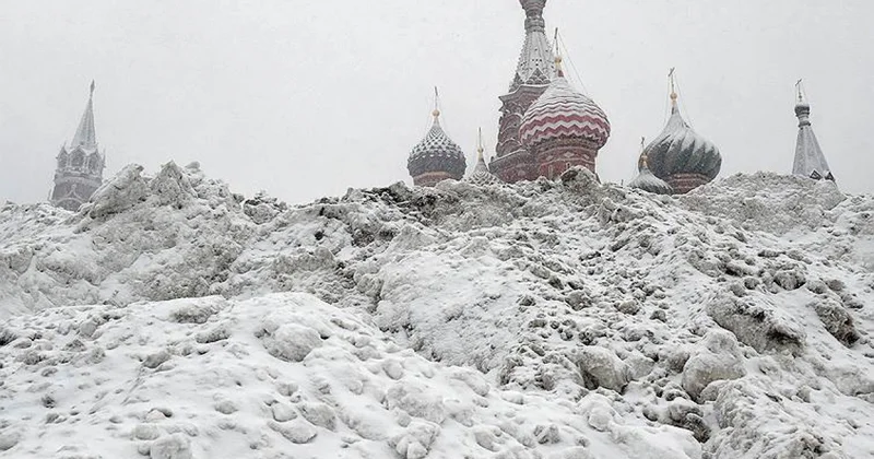 Moskvaya güclü qar yağıb, yüzlərlə uçuş ləğv olunub