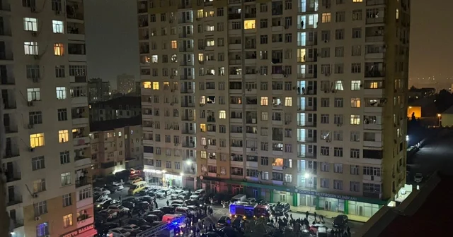 Сотрудники МЧС ведут борьбу с пожаром в жилом здании Minval Politika