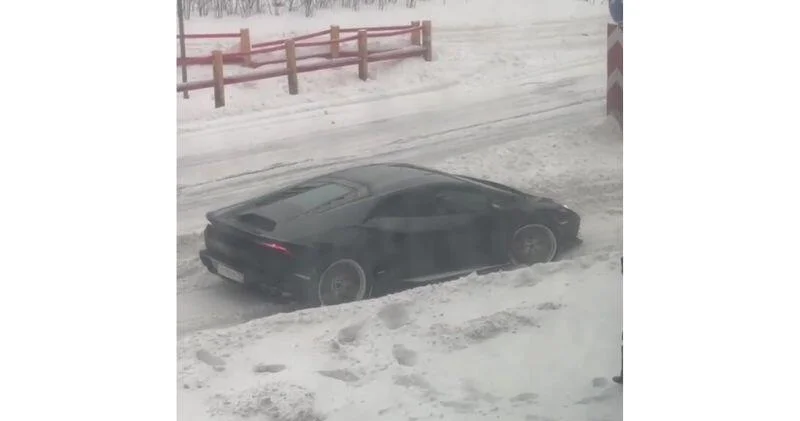 Спорткар Lamborghini увяз в снегу в Москве ВИДЕО