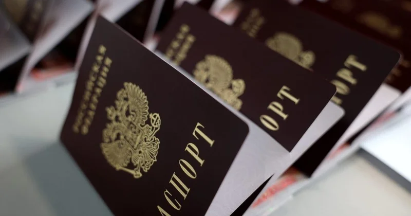 В РФ приобретшие гражданство РФ подростки будут принимать присягу