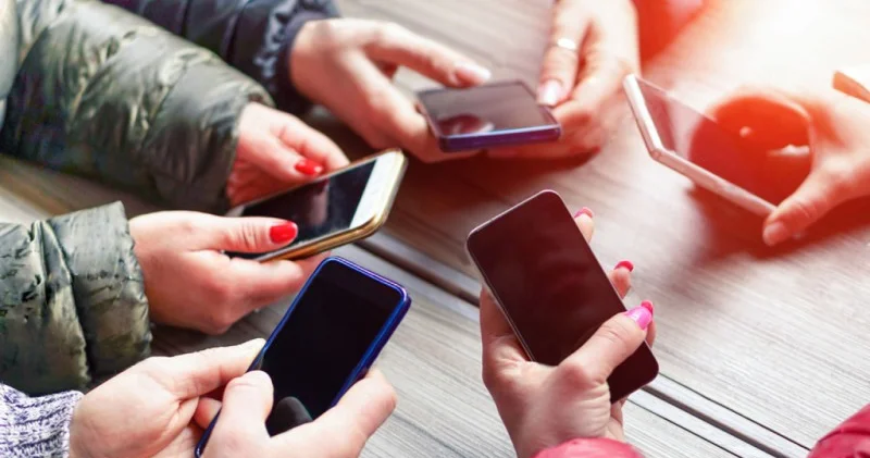 Telefon asılılığı: Müasir insanın görünməyən problemi