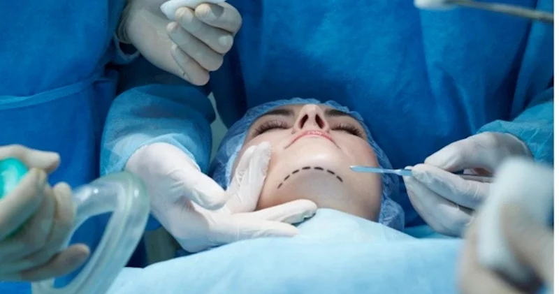 Estetik əməliyyatlar niyə tibbdən çıxıb sosial problemə çevrildi? TƏHLİL