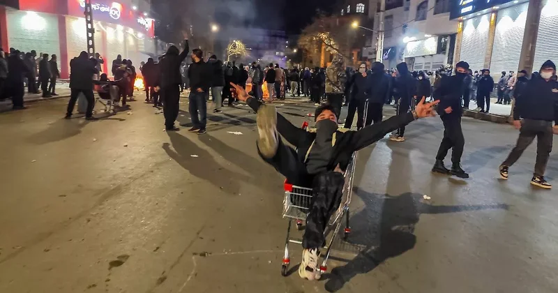 Протесты в Иране: Это последняя битва, Хаменеи будет свергнут! Поджог гостелерадио, митинг в Тегеране и обращение принца / ВИДЕО