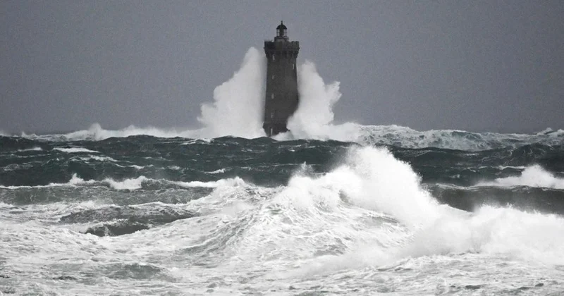 Во Франции и Британии свыше 400 тыс. домов остались без электричества из за циклона