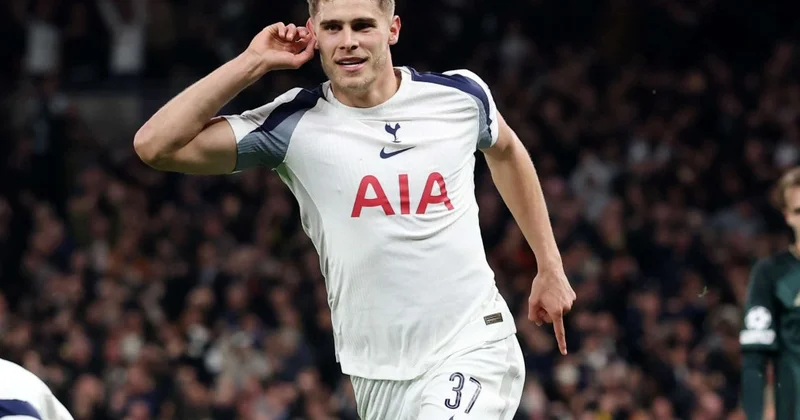 “Barselona” müdafiə xəttini Mikki van de Venlə gücləndirmək istəyir