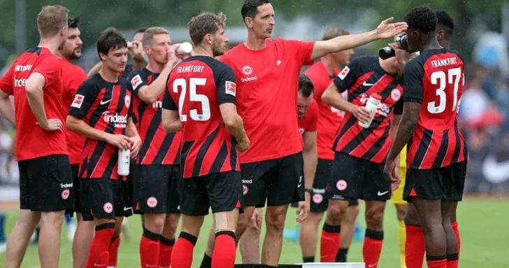 Айнтрахт выбирает закрытый формат визита в Баку