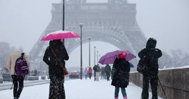 Fransada güclü fırtına səbəbindən qatar reysləri dayandırılıb