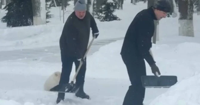 Lukaşenko oğlu ilə birgə qar təmizləyib