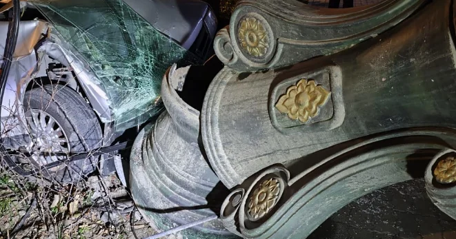 Автомобиль врезался в фонарный столб в Гяндже есть пострадавший