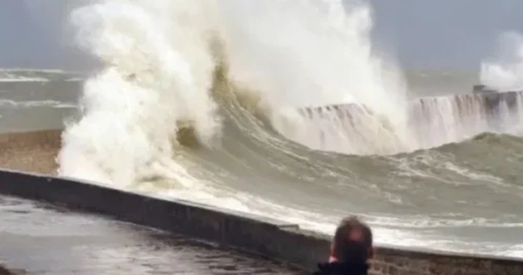 Ветер до 213 км/ч и закрытые школы: север Франции пострадал от шторма