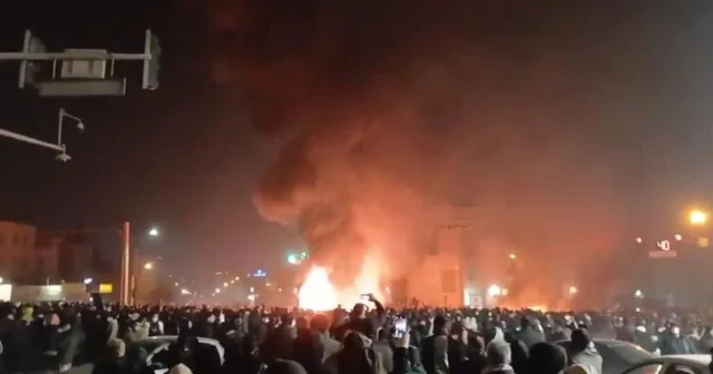 Tehranda vəziyyət gərginləşdi, internet və mobil rabitə kəsildi VİDEO