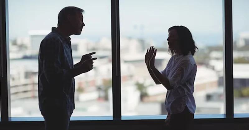 Müəllimi məktəbdə ölümlə hədələyib Özünü belə müdafiə etdi