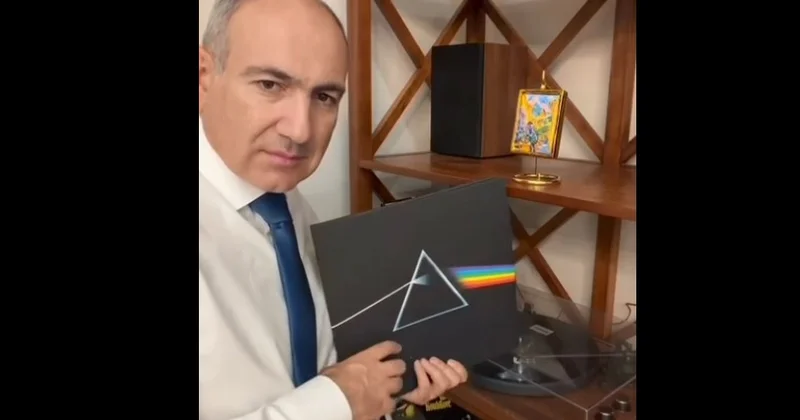 Пашинян продемонстрировал альбом культовой группы Minval Politika