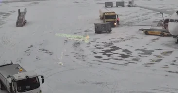 Непогода привела к задержкам и отменам рейсов в аэропортах Москвы ВИДЕО