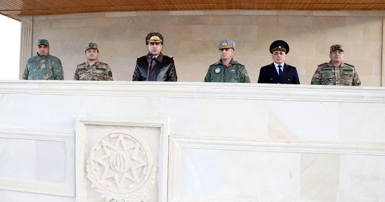 Generallar hərbi hissələrə gediblər