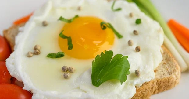 Çox sevilən səhər yeməyi təhlükə yaradır? Yumurtanın gizli riski