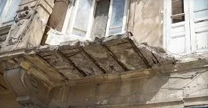 İnşaatçılar küçəsində binanın eyvanı uçdu