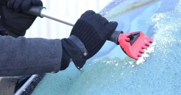 Buz bağlamış ön alın şüşəsini belə təmizləmək olmaz SÜRÜCÜLƏRƏ TÖVSİYƏ