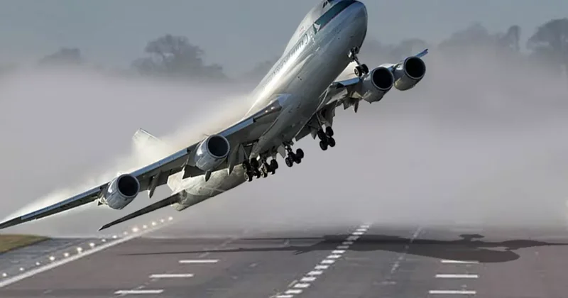 Стихия в Турции: ветер уносит самолеты Видео