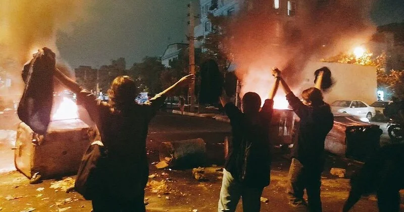 İranda interneti kəsib vəhşilik törədirlər Noyman