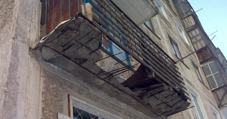 В Ясамальском районе обрушился балкон жилого дома