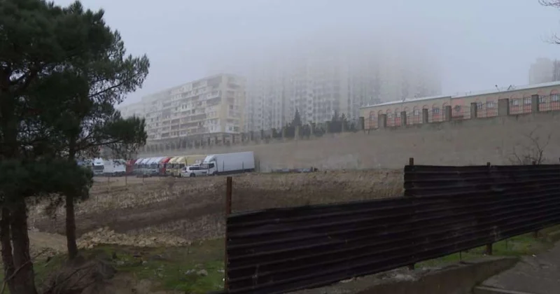 Bakıda bina tikintisi stadionu məhv etdi, insanları təşvişə saldı VİDEO