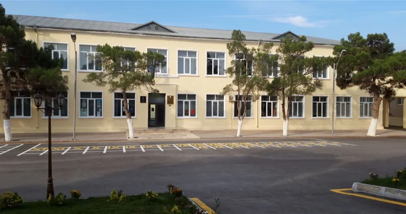 В одной из бакинских школ учитель математики напал на замдиректора?