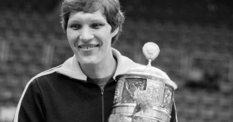 Dövrünün ən hündür qadın basketbolçusu vəfat edib