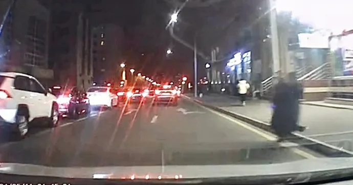 Səkidən qəfil yola çıxan qadınlar sürücünü çətin vəziyyətdə qoydu VİDEO