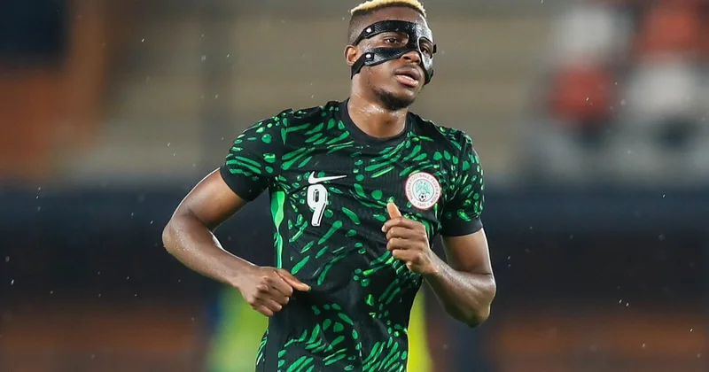 Osimhen Messini yaxaladı