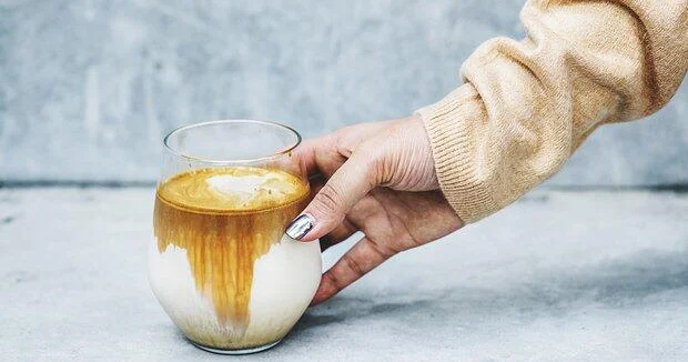 Врач призвал отказаться от трех популярных добавок в кофе