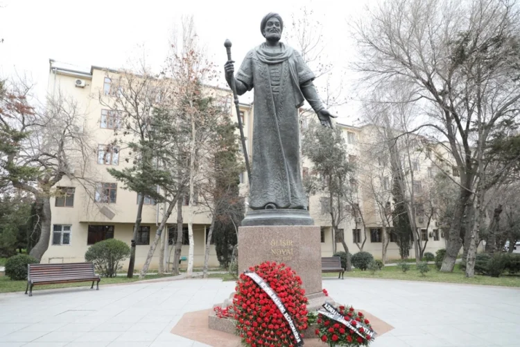 Əlişir Nəvainin Bakıdakı abidəsi ziyarət olunub