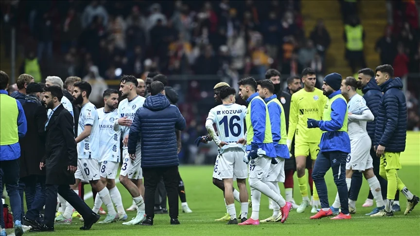 Türkiyə futbolunda maraqlı olay Baş məşqçi oyunçularını meydandan qovdu / VIDEO