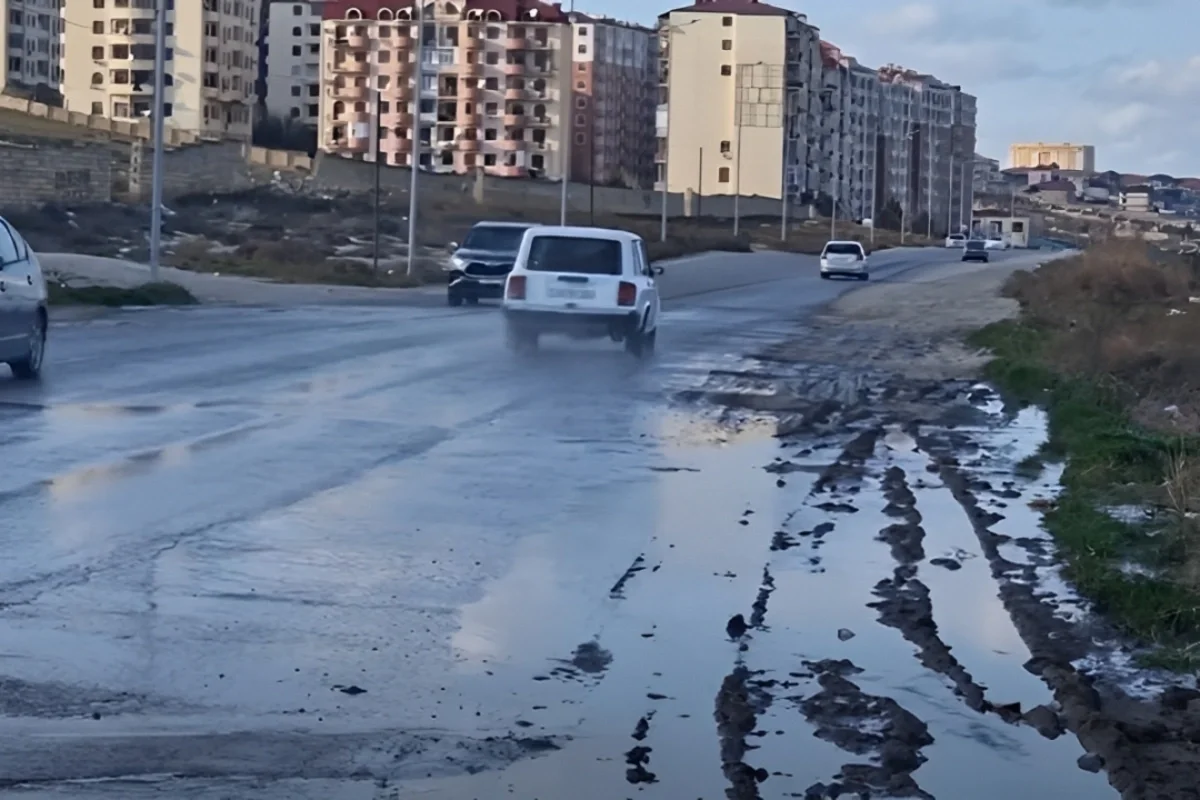 Masazırda kanalizasiya borusu DAŞDI Magistral yolu çirkab suyu basdı