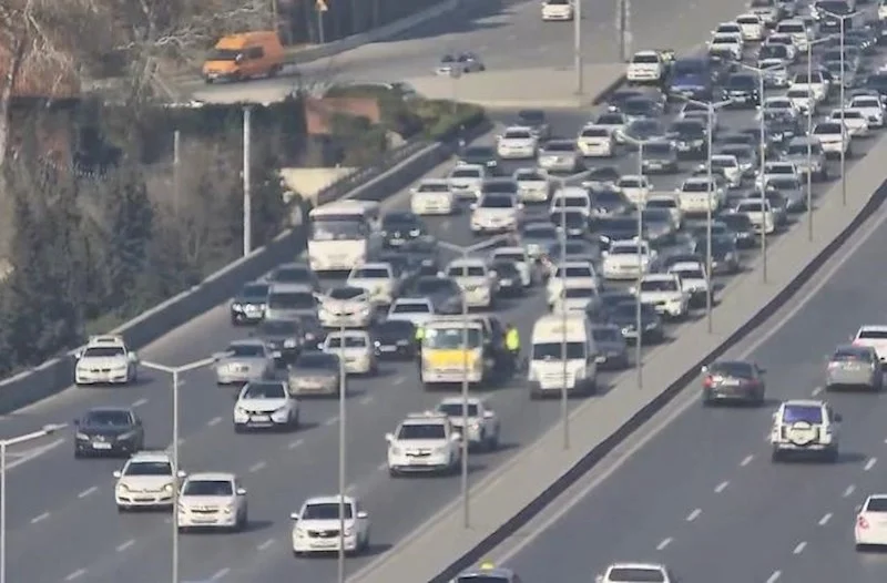 Yol qəzası Bakı Sumqayıt şosesində sıxlığa səbəb olub