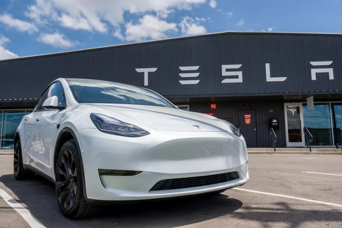 Продажи электромобилей Tesla рухнули в Калифорнии, Китае и Европе