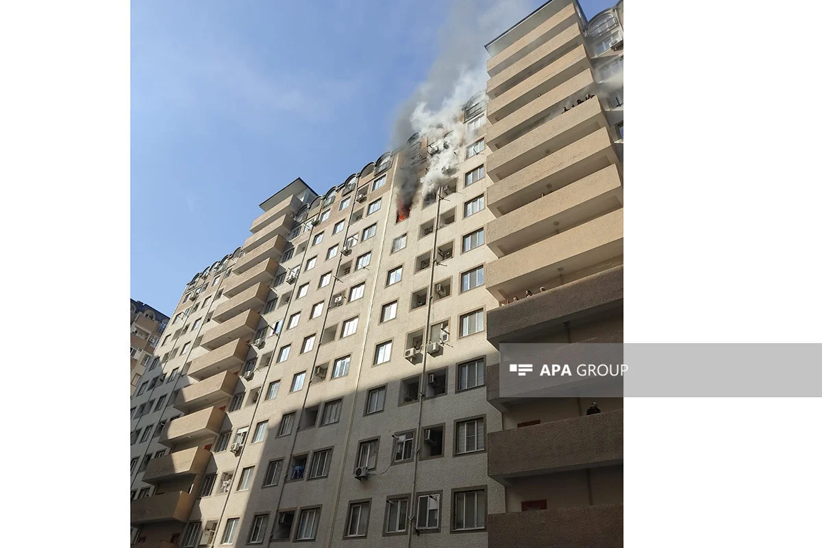 В Хырдалане начался пожар в жилом доме ВИДЕО