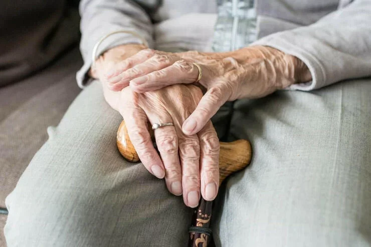 100 yaşlı qadın hələ də İŞLƏYİR, maşın SÜRÜR FOTO