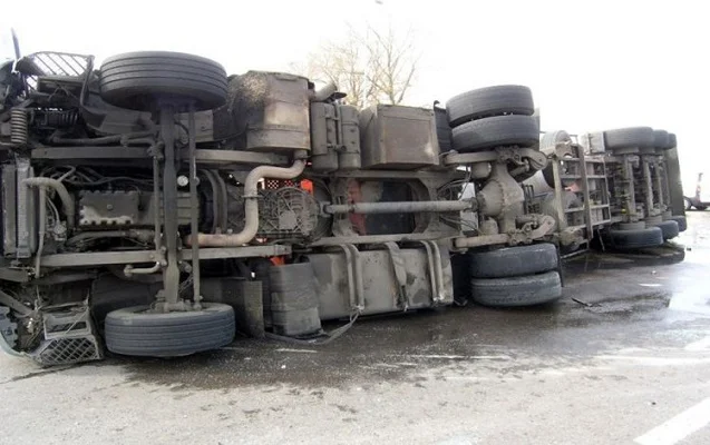 “Kamaz” aşdı, sürücü altında qalıb öldü