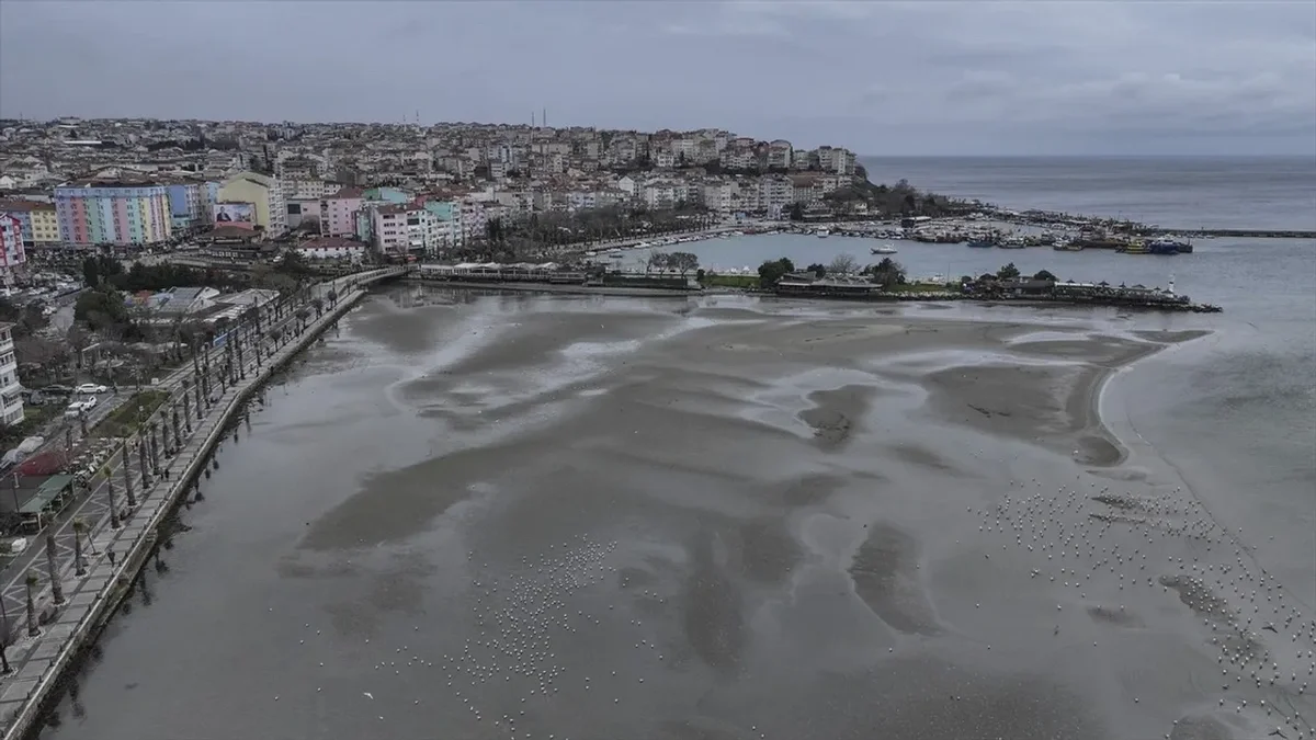 İstanbulda dəniz suyu çəkildi