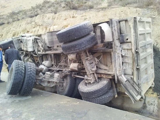 Balakəndə “Kamaz” aşıb, sürücü ölüb