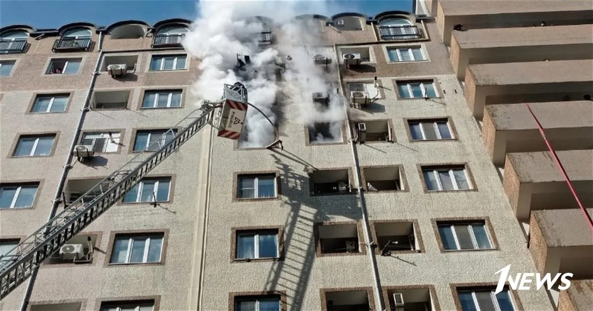 В Хырдалане 10 человек были эвакуированы при пожаре в жилом здании ФОТО ВИДЕО