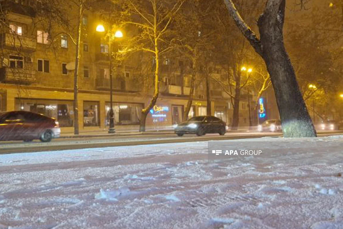 В Баку и некоторых частях Абшеронского полуострова, а также в горных районах выпал снег