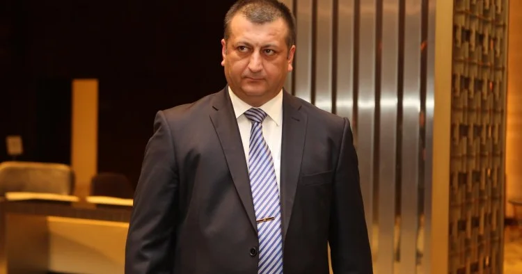 Yenə Zaur Axundov və absurd çələngi