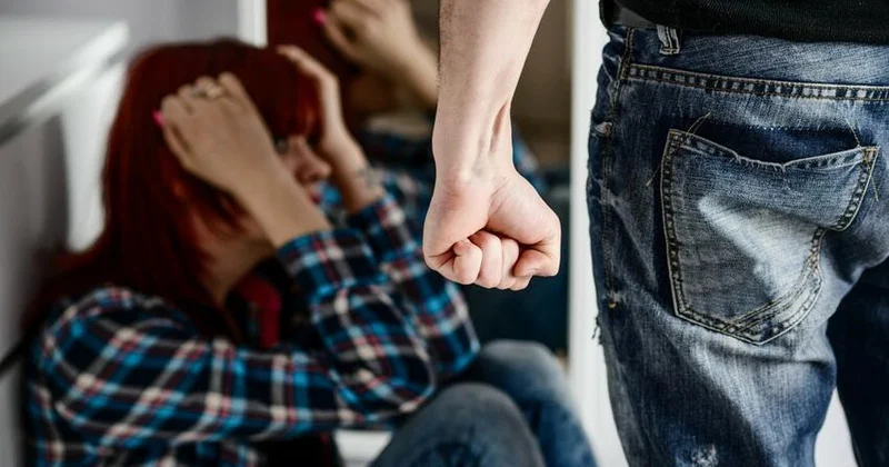 Sabirabadda məktəbdə arvadını döyən kişi həbs edildi
