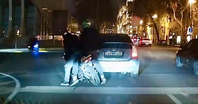 Şəhərin mərkəzində təhlükə saçan motosikletçi qəza törədib qaçdı REAL VİDEO