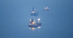 Три нефтяных танкера задержали у берегов Индии