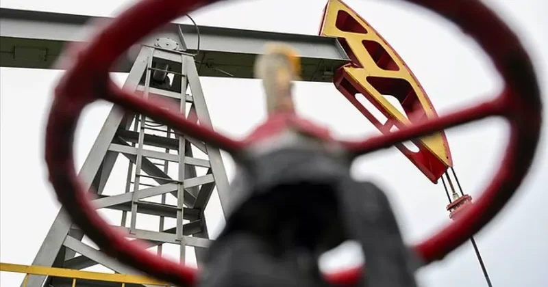 Нефтедобыча в России падает третий месяц подряд