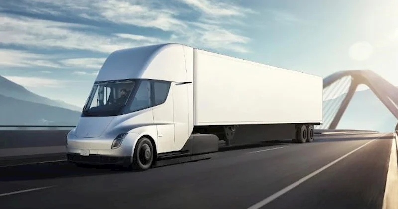 Mask “Tesla Semi”ni təqdim etdi