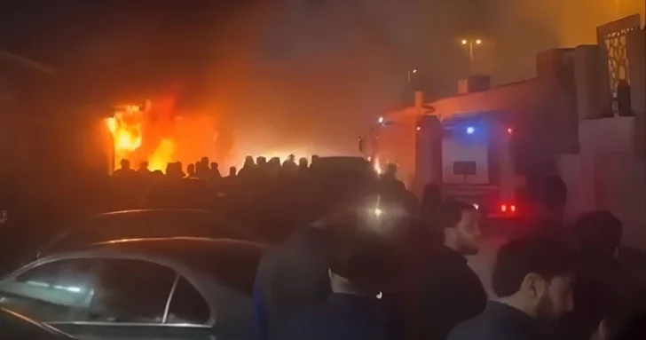 В Баку злоумышленник поджег ресторан с посетителями внутри и запер выход